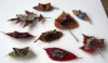 vlinder broches op blad